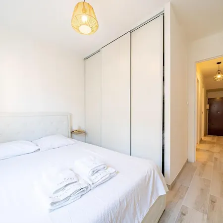 Brand New 2 Bedroom In The Heart Of Apartment *
